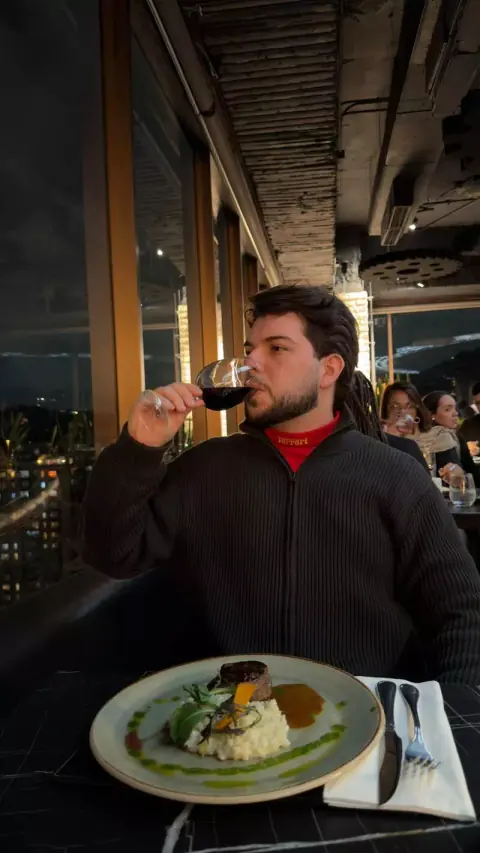 Jhoni jantando em restaurante