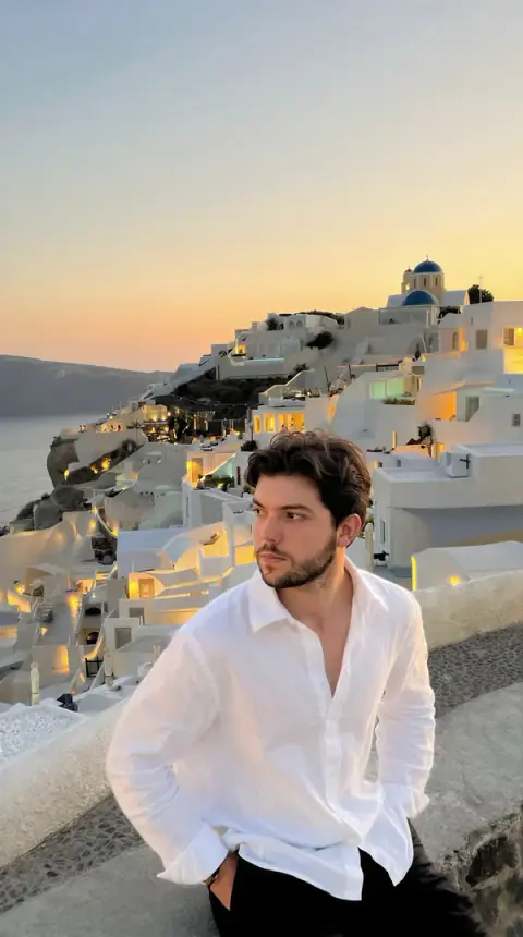 Jhoni em Santorini, Grécia