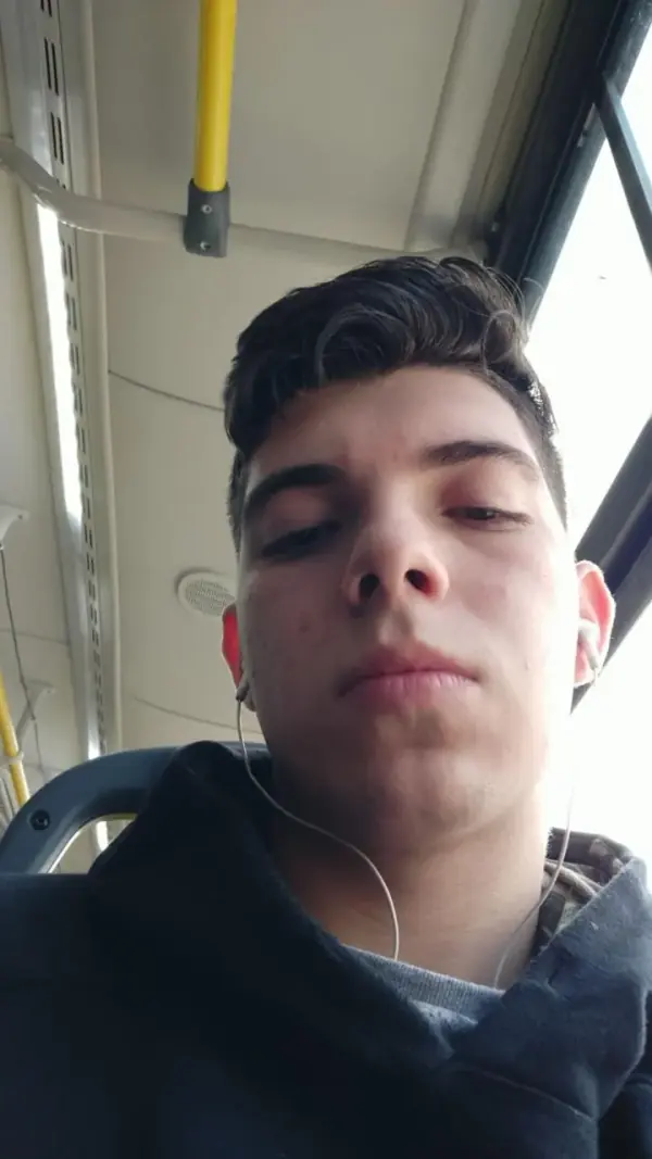 Jhoni em 2019 no ônibus lotado