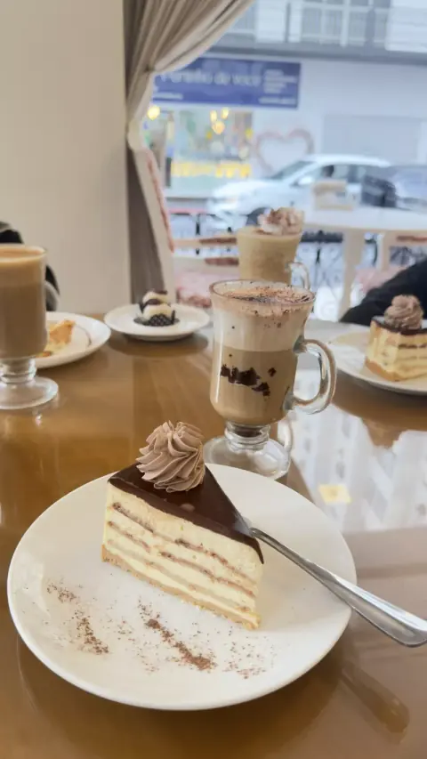 Café com bolo pela manhã
